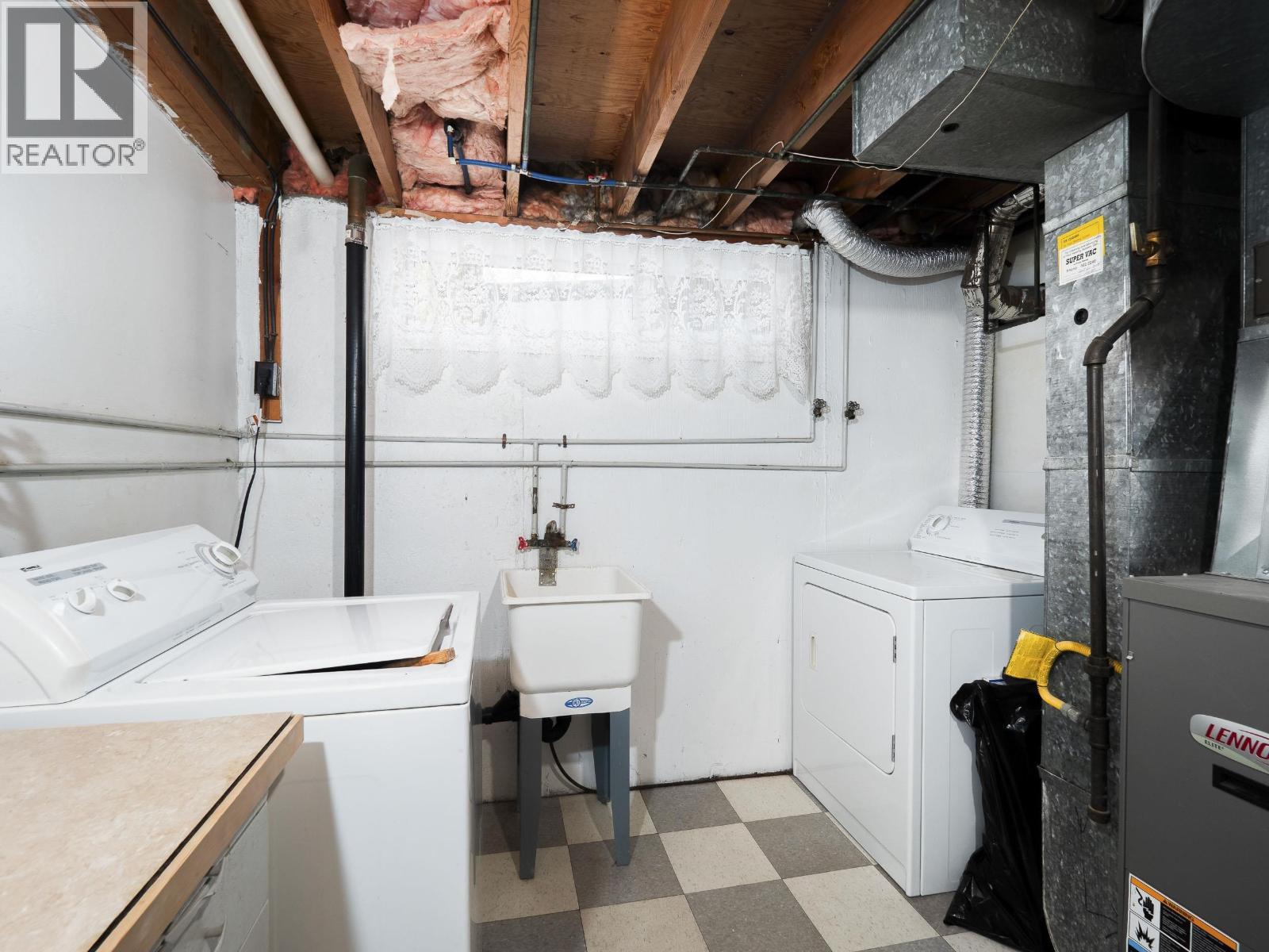 386 E Central Street, Prince George, BC - Indoor Photo Showing Laundry Room