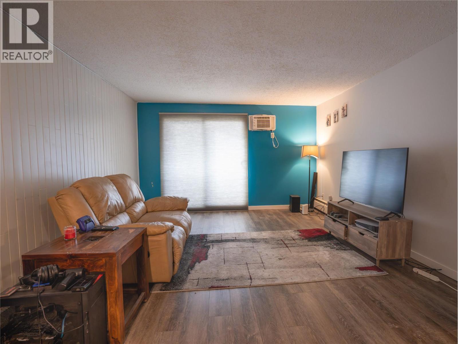 1300 Church St Street Unit# 102, Penticton, BC - Indoor Photo Showing Living Room