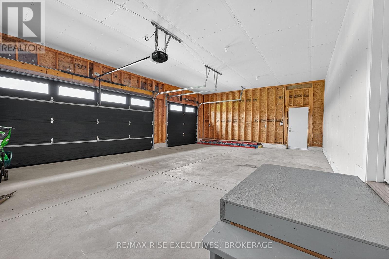 158 Summerside Drive, Frontenac (Frontenac South), ON - Indoor Photo Showing Garage