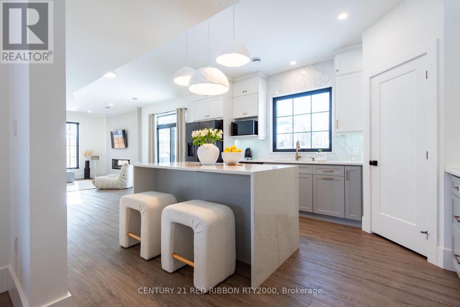 18 Mcnab Street, Strathroy-Caradoc (Se), ON - Indoor Photo Showing Kitchen