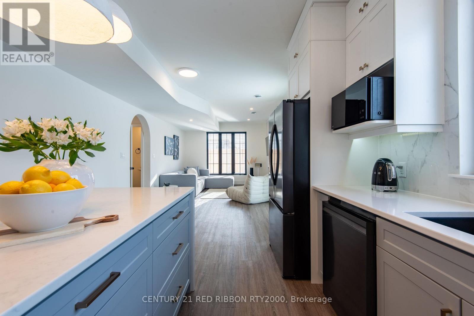18 Mcnab Street, Strathroy-Caradoc (Se), ON - Indoor Photo Showing Kitchen