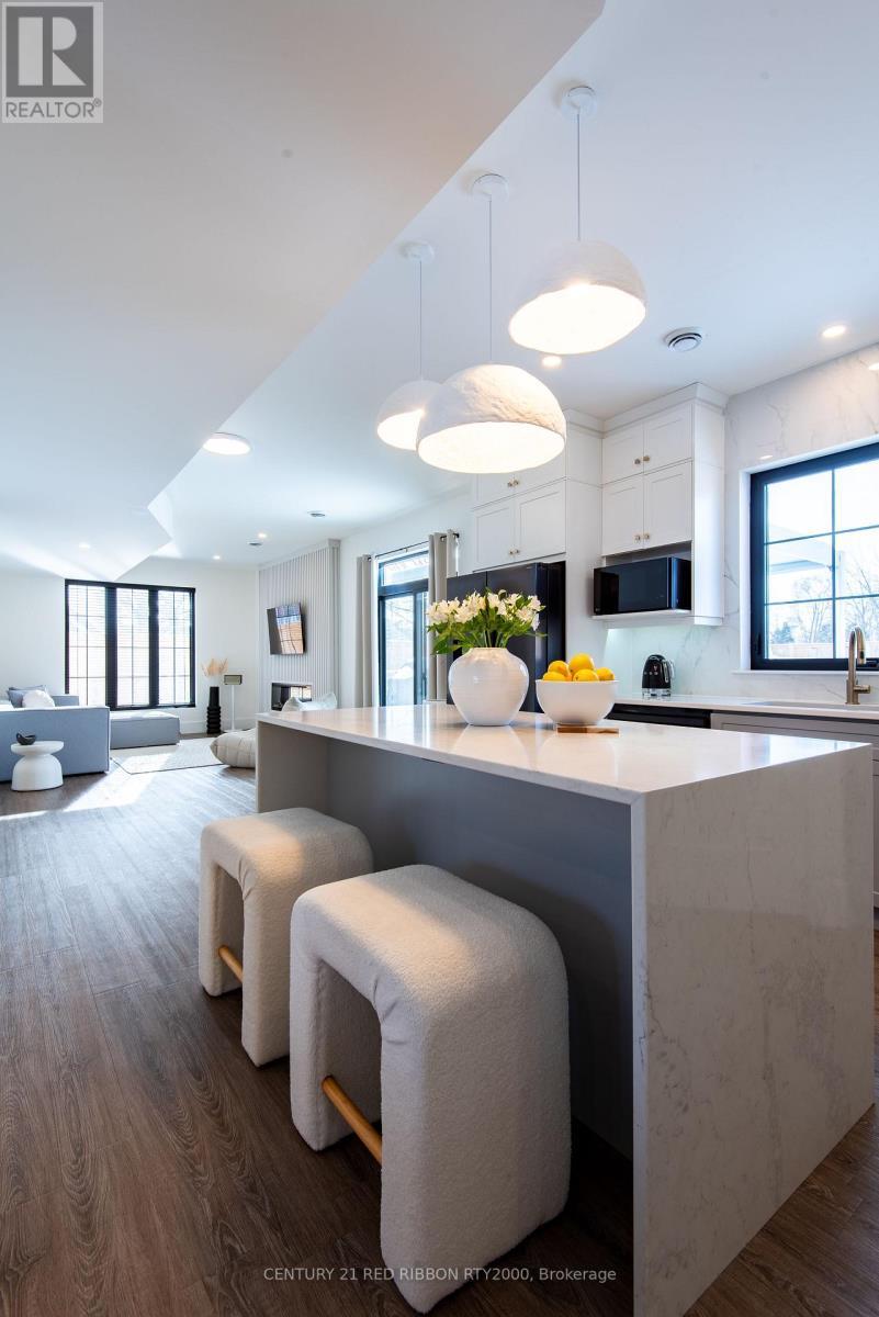 18 Mcnab Street, Strathroy-Caradoc (Se), ON - Indoor Photo Showing Kitchen With Upgraded Kitchen