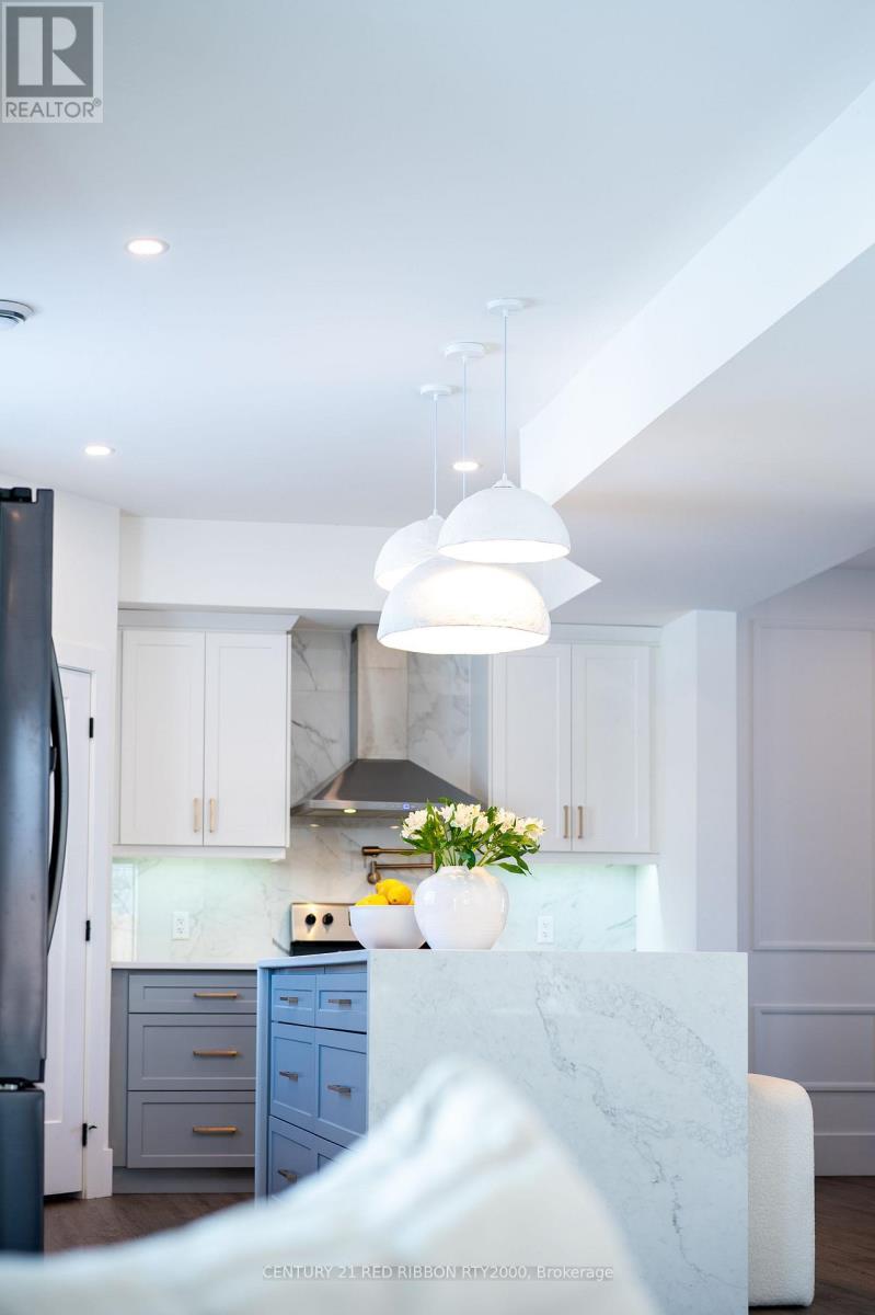 18 Mcnab Street, Strathroy-Caradoc (Se), ON - Indoor Photo Showing Kitchen