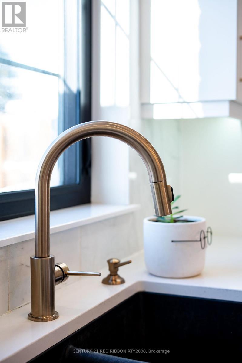 18 Mcnab Street, Strathroy-Caradoc (Se), ON - Indoor Photo Showing Kitchen