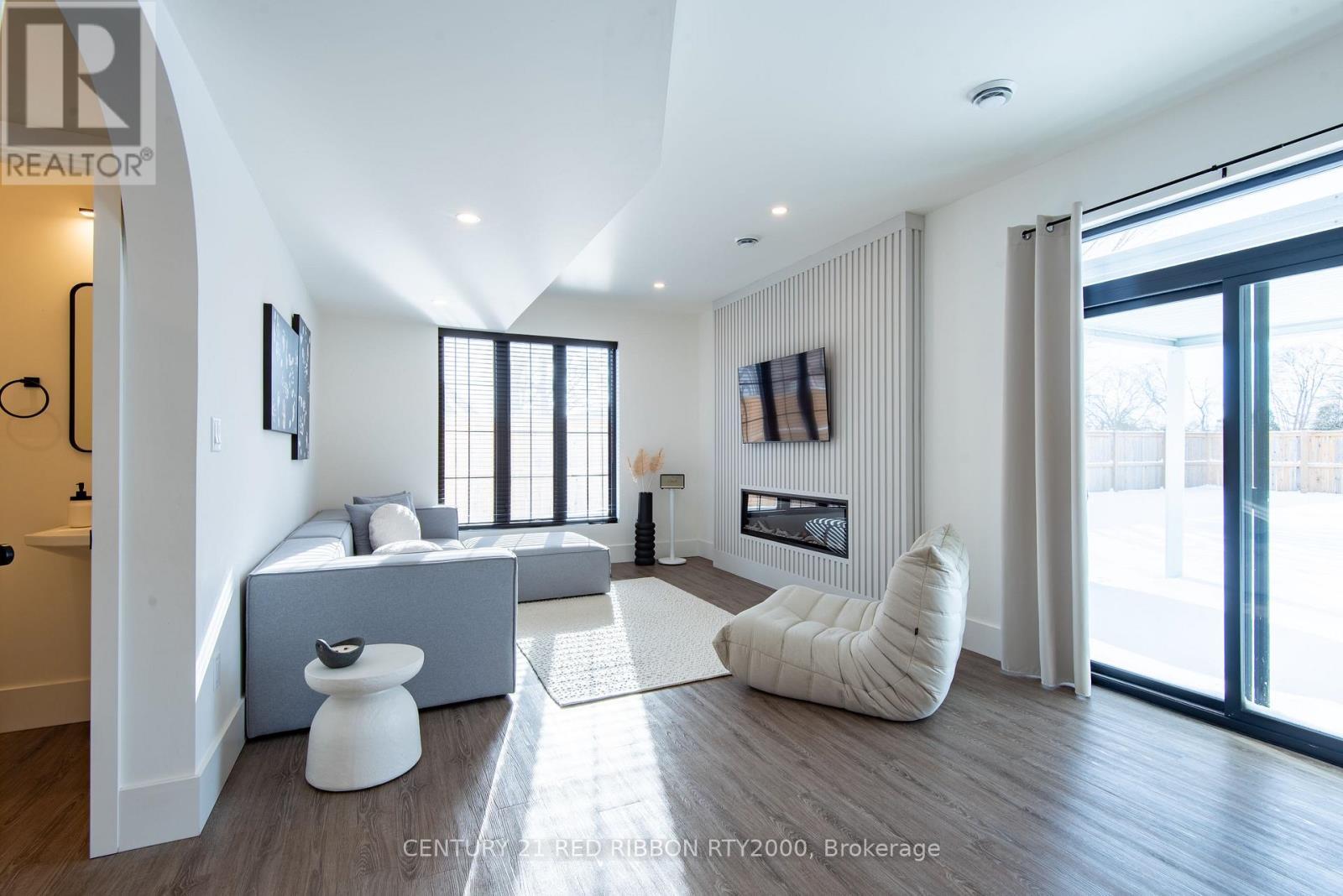 18 Mcnab Street, Strathroy-Caradoc (Se), ON - Indoor Photo Showing Living Room With Fireplace