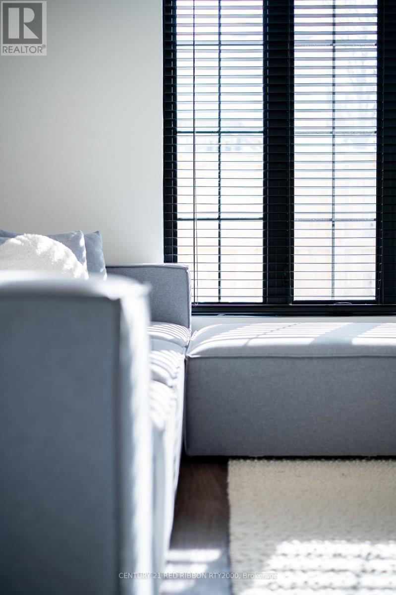 18 Mcnab Street, Strathroy-Caradoc (Se), ON - Indoor Photo Showing Other Room