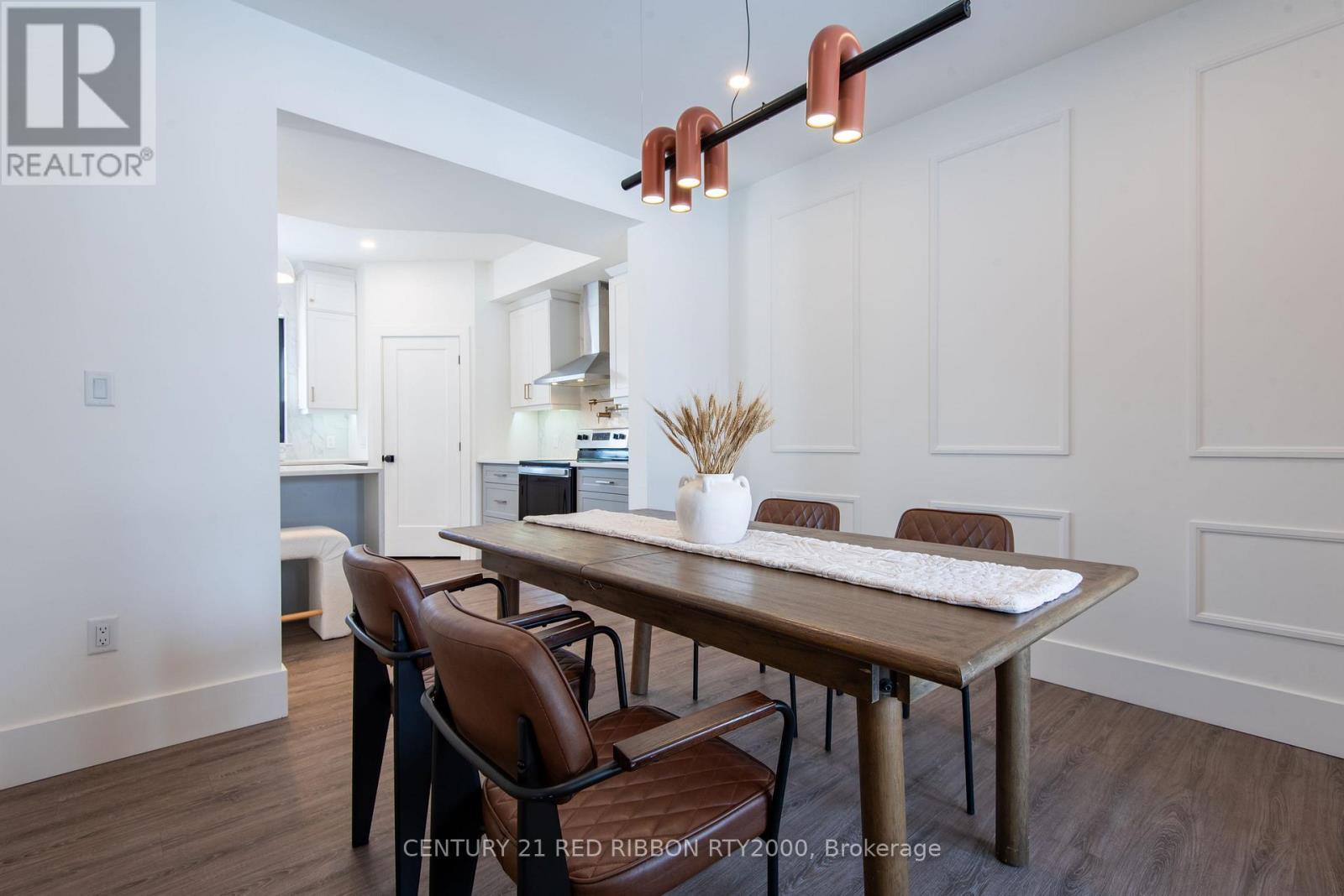 18 Mcnab Street, Strathroy-Caradoc (Se), ON - Indoor Photo Showing Dining Room