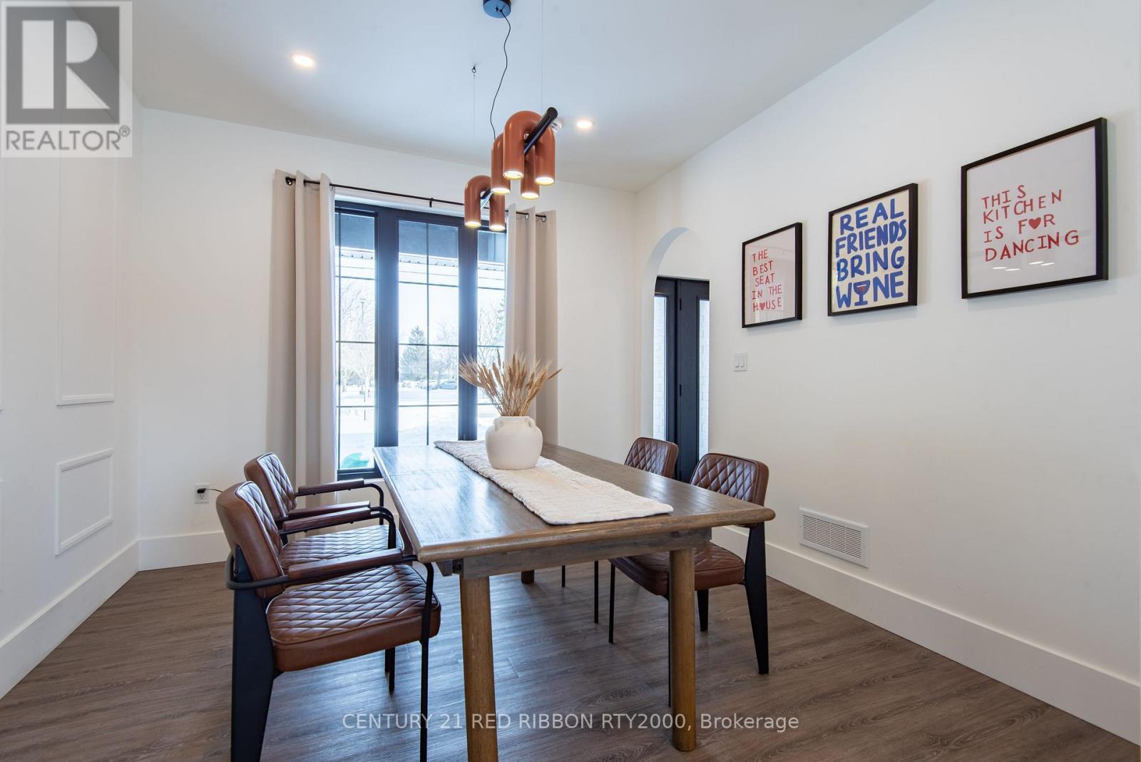 18 Mcnab Street, Strathroy-Caradoc (Se), ON - Indoor Photo Showing Dining Room