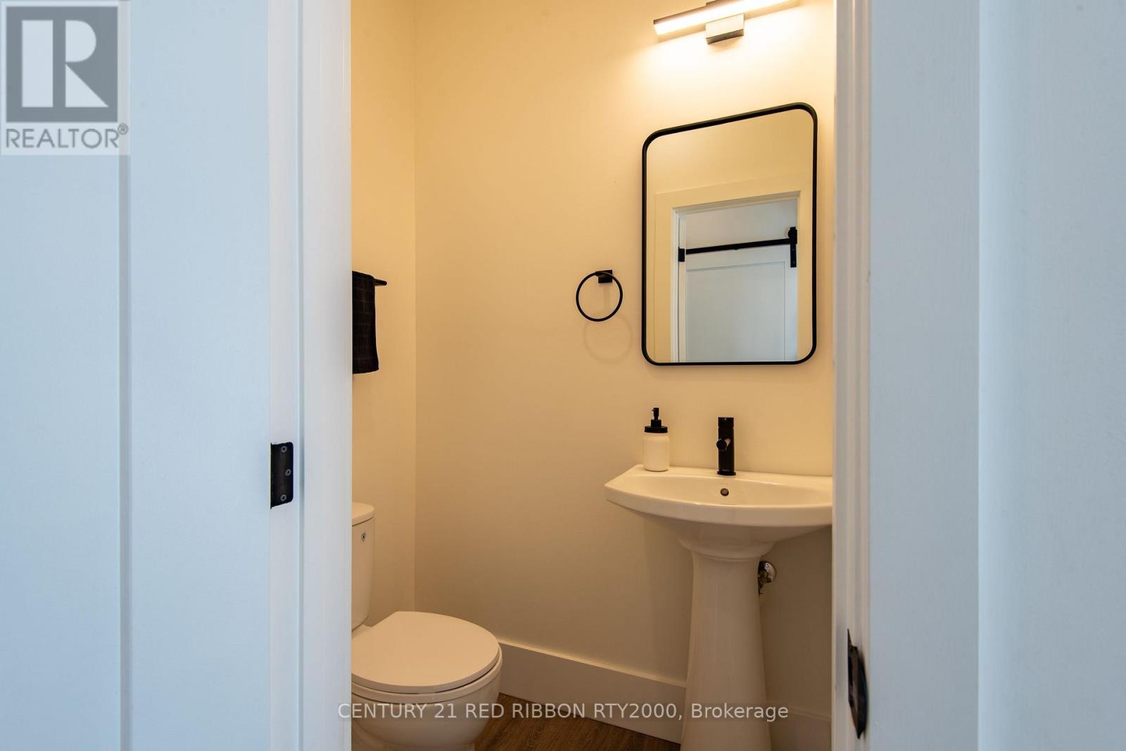 18 Mcnab Street, Strathroy-Caradoc (Se), ON - Indoor Photo Showing Bathroom