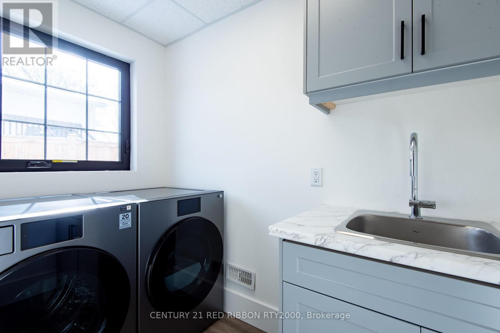 18 Mcnab Street, Strathroy-Caradoc (Se), ON - Indoor Photo Showing Laundry Room
