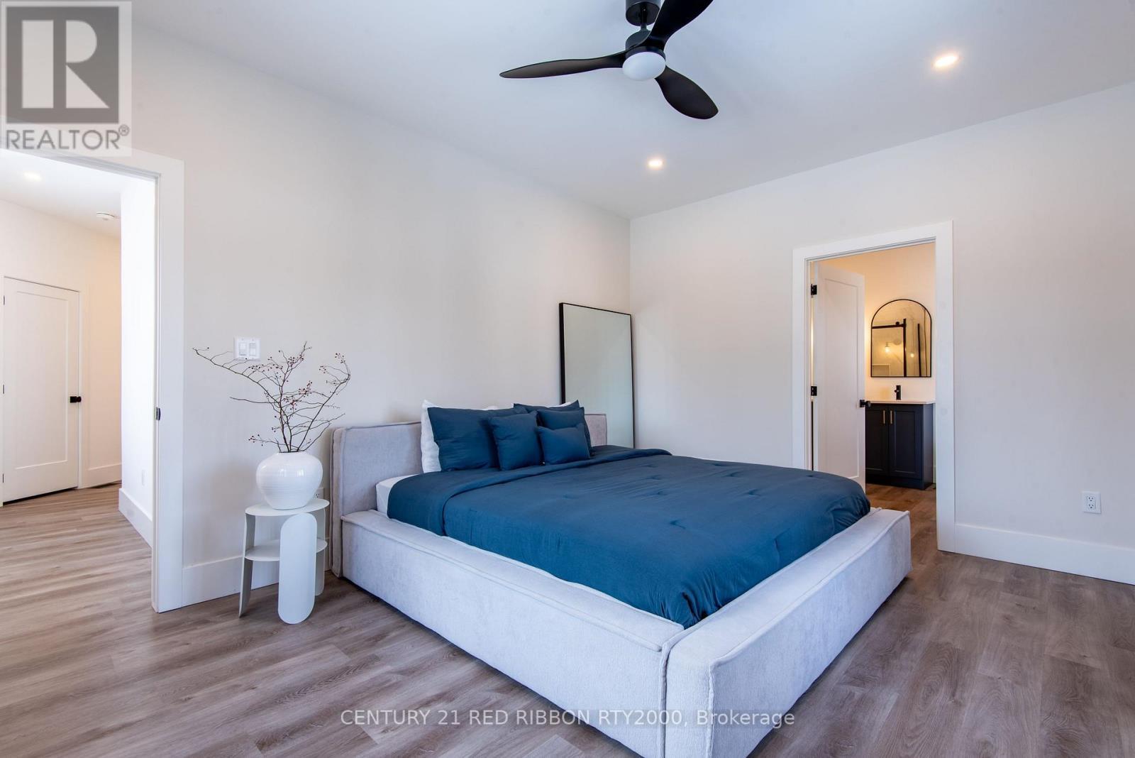 18 Mcnab Street, Strathroy-Caradoc (Se), ON - Indoor Photo Showing Bedroom