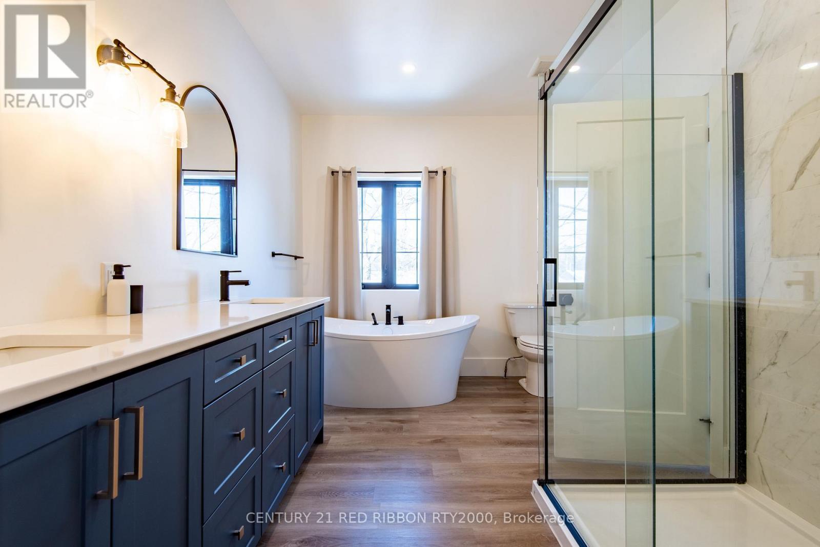 18 Mcnab Street, Strathroy-Caradoc (Se), ON - Indoor Photo Showing Bathroom