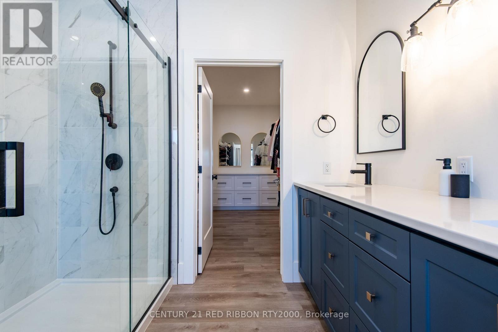 18 Mcnab Street, Strathroy-Caradoc (Se), ON - Indoor Photo Showing Bathroom