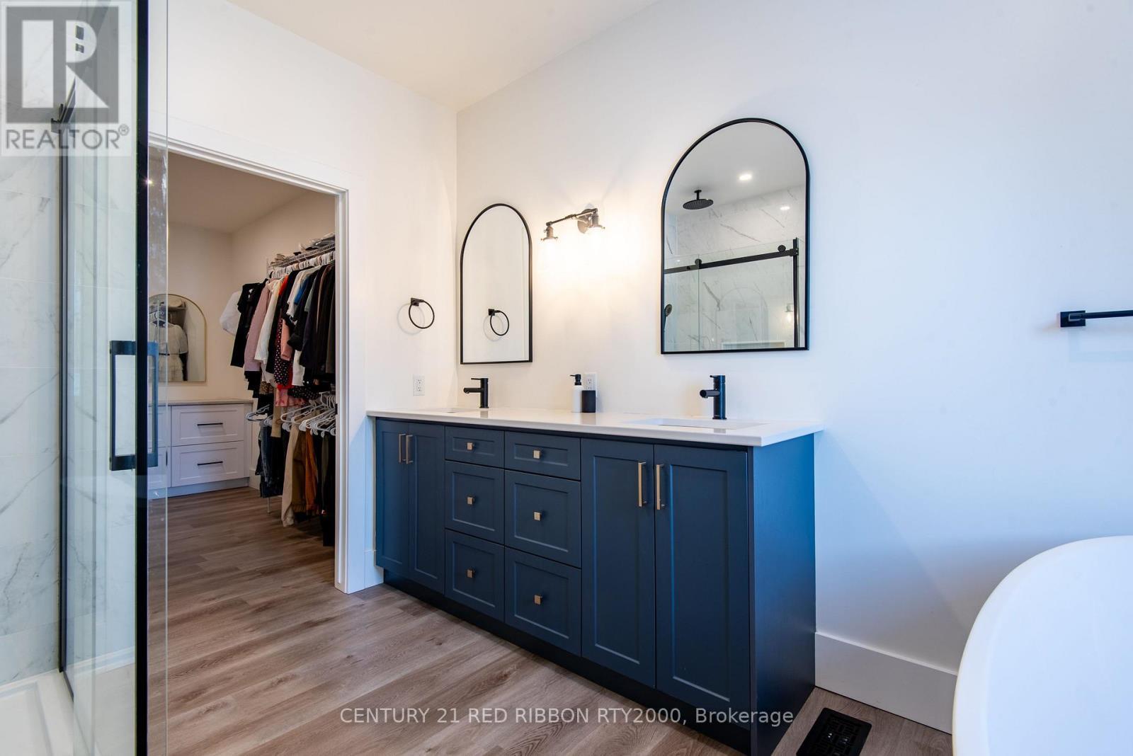 18 Mcnab Street, Strathroy-Caradoc (Se), ON - Indoor Photo Showing Bathroom