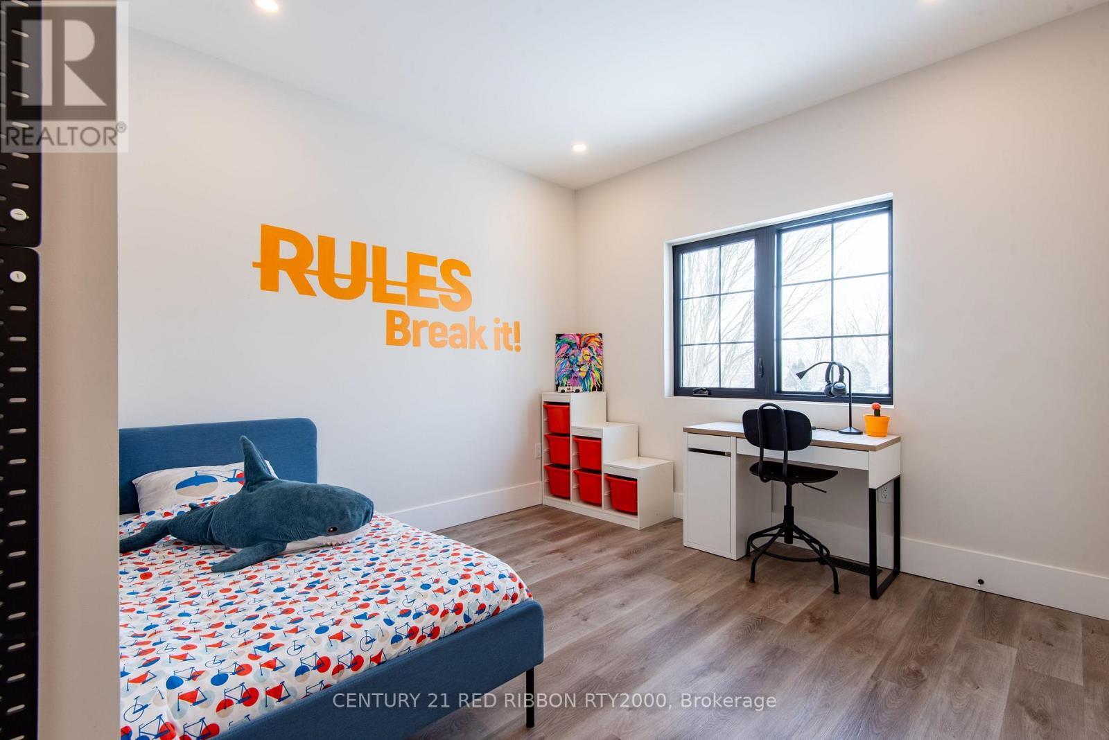 18 Mcnab Street, Strathroy-Caradoc (Se), ON - Indoor Photo Showing Bedroom