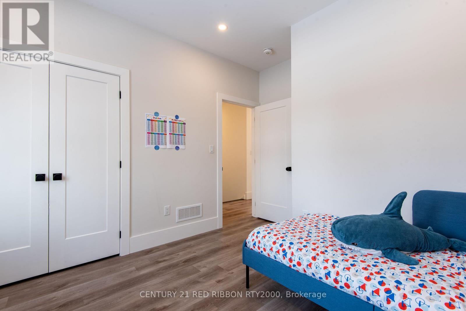 18 Mcnab Street, Strathroy-Caradoc (Se), ON - Indoor Photo Showing Bedroom