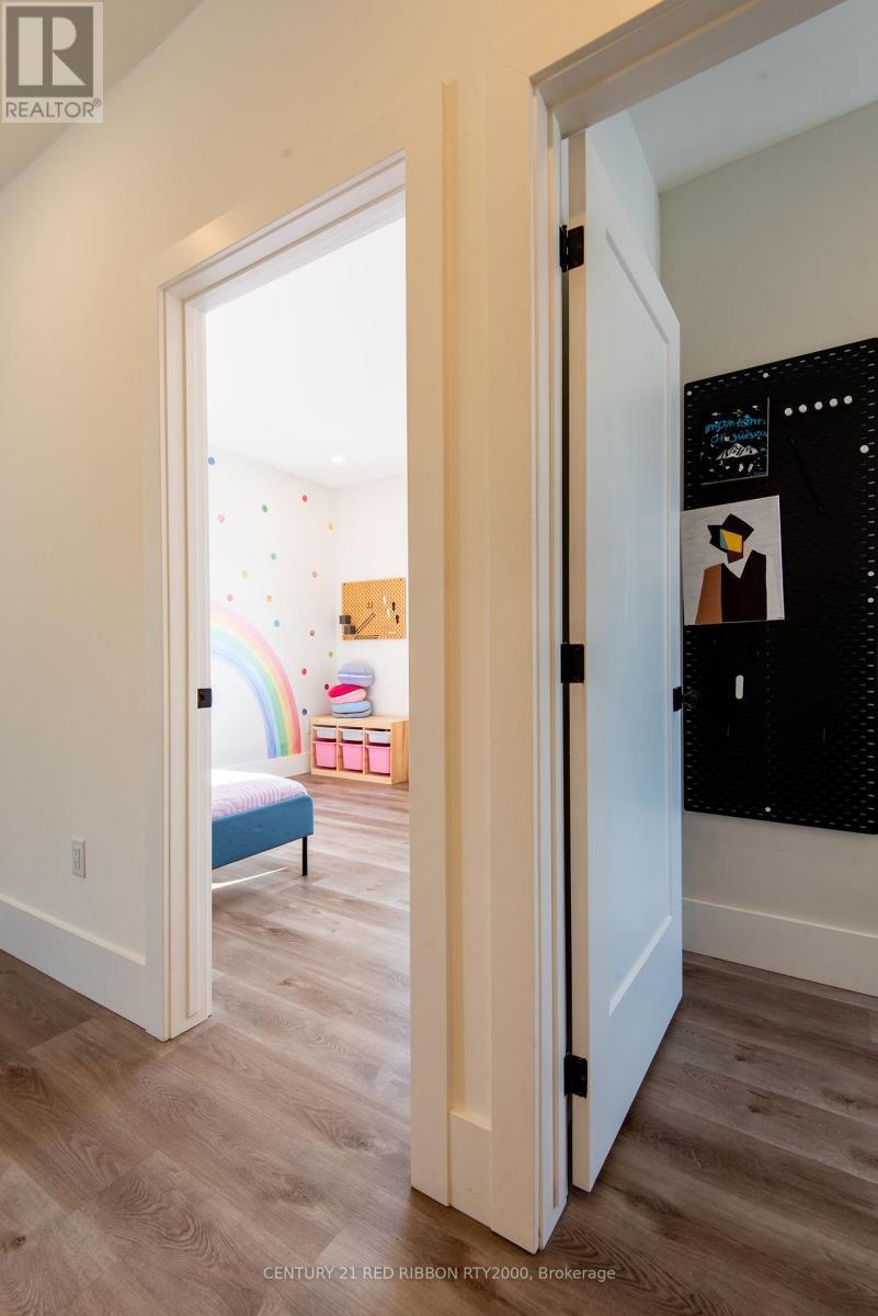 18 Mcnab Street, Strathroy-Caradoc (Se), ON - Indoor Photo Showing Other Room