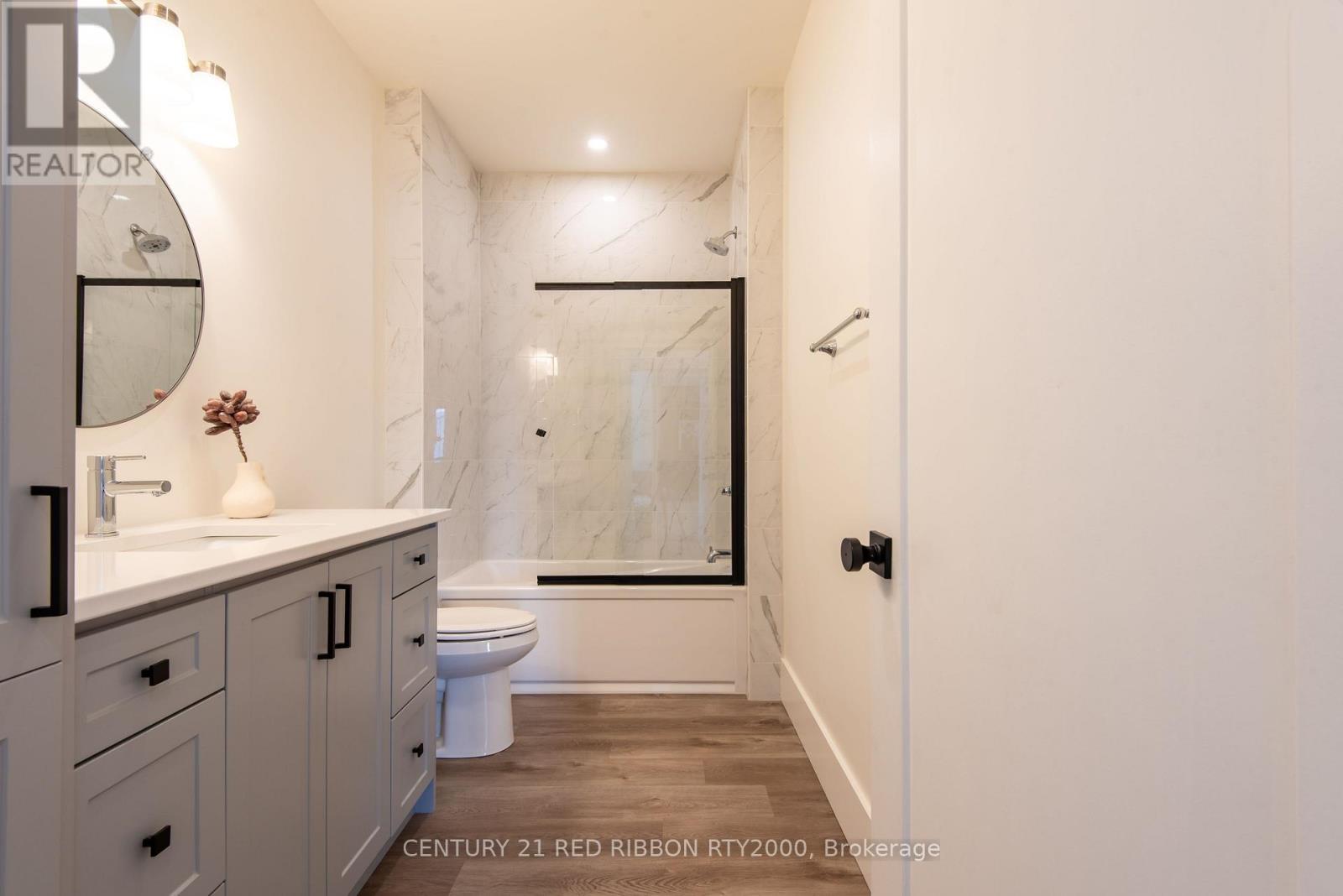 18 Mcnab Street, Strathroy-Caradoc (Se), ON - Indoor Photo Showing Bathroom