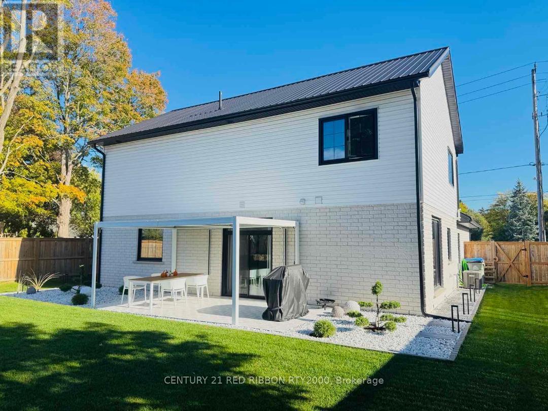 18 Mcnab Street, Strathroy-Caradoc (Se), ON - Outdoor With Deck Patio Veranda