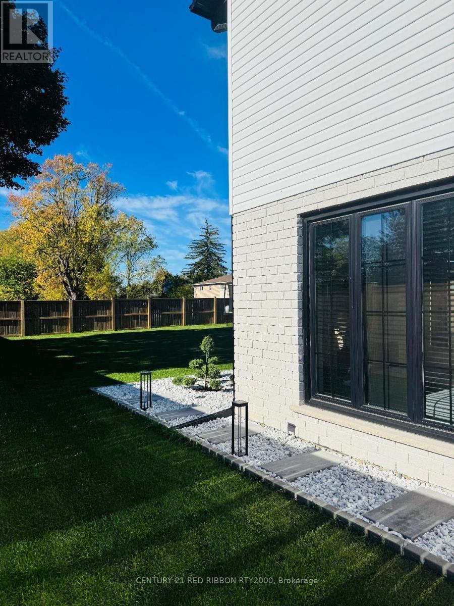 18 Mcnab Street, Strathroy-Caradoc (Se), ON - Outdoor