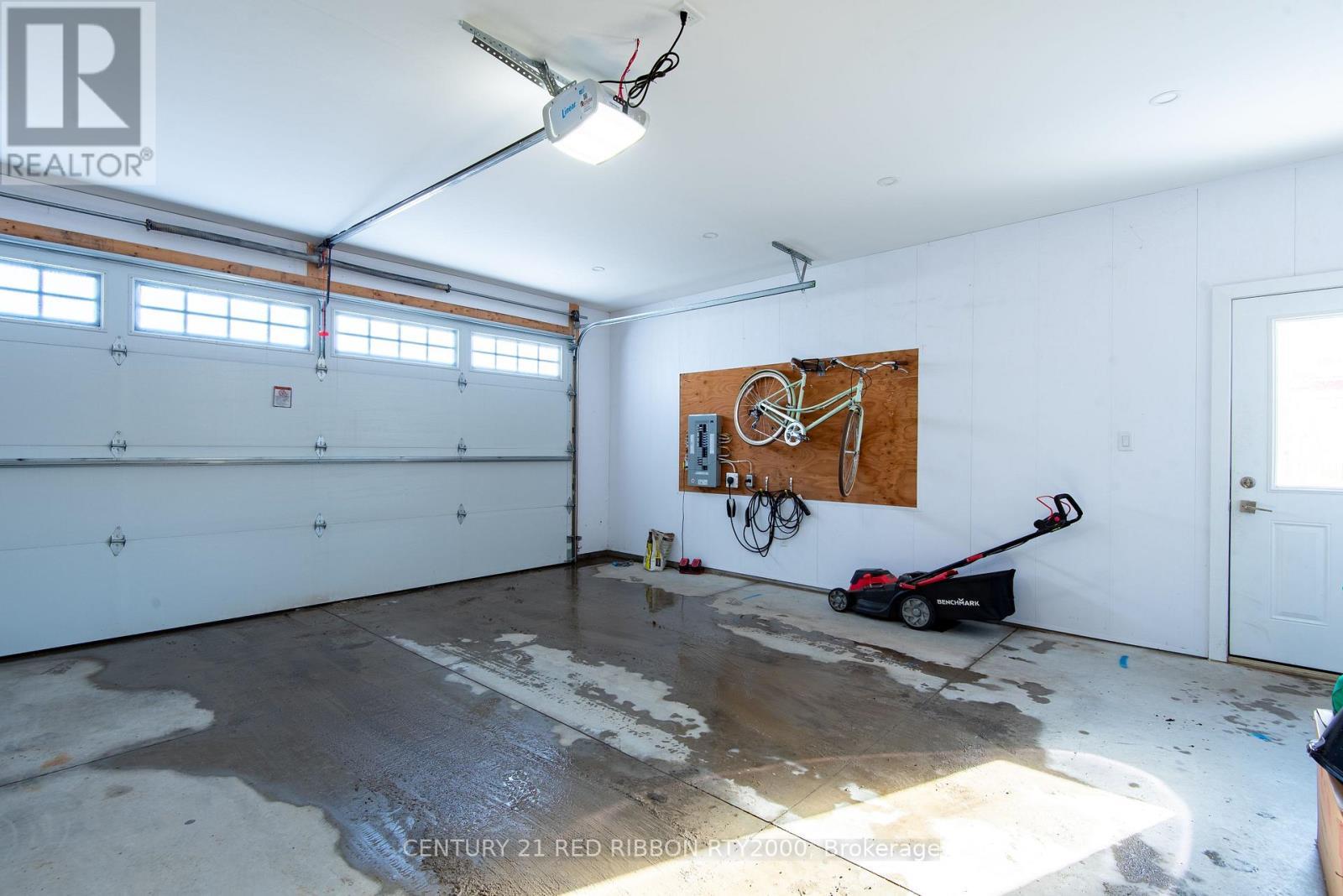 18 Mcnab Street, Strathroy-Caradoc (Se), ON - Indoor Photo Showing Garage