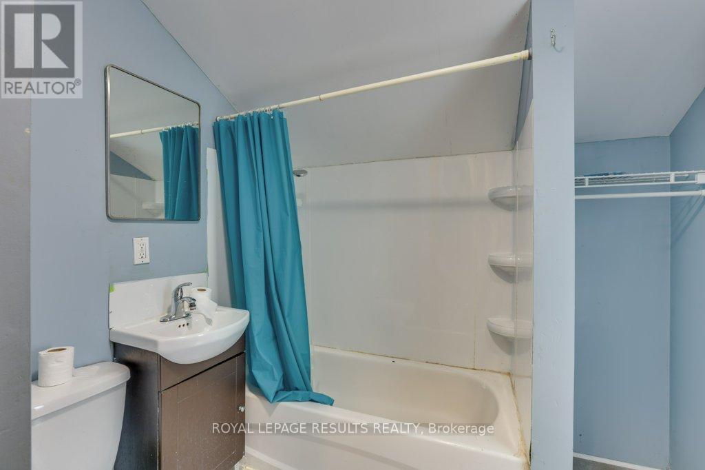 42 Redan Street, St. Thomas, ON - Indoor Photo Showing Bathroom