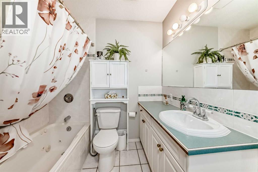 314, 5326 47 Avenue, Red Deer, AB - Indoor Photo Showing Bathroom