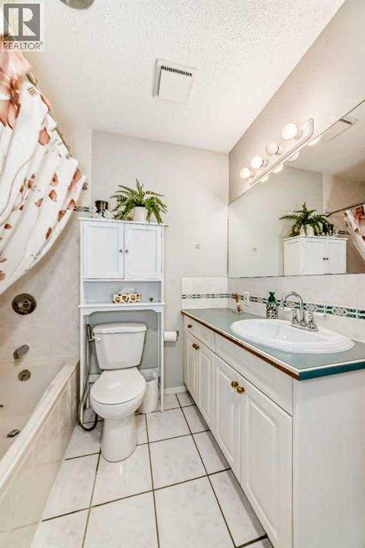 314, 5326 47 Avenue, Red Deer, AB - Indoor Photo Showing Bathroom