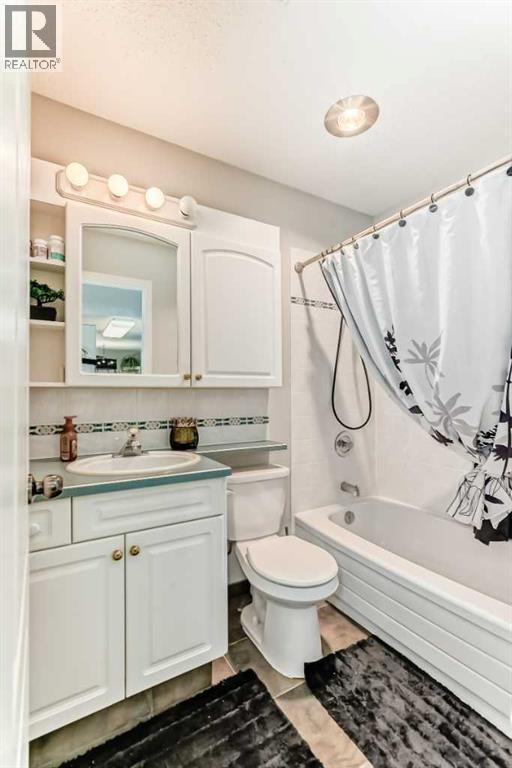 314, 5326 47 Avenue, Red Deer, AB - Indoor Photo Showing Bathroom