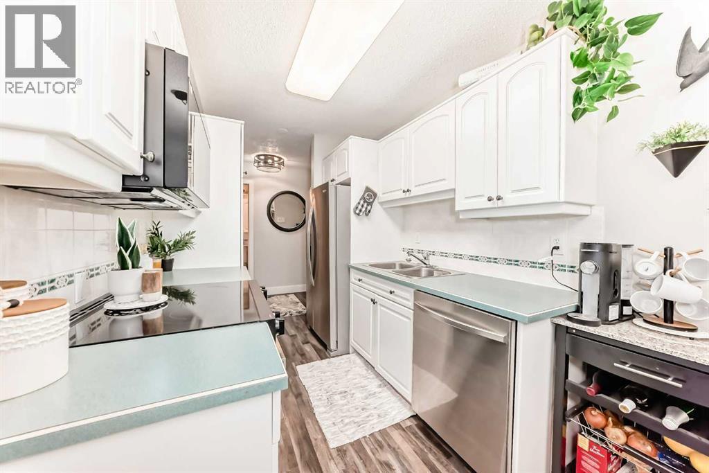 314, 5326 47 Avenue, Red Deer, AB - Indoor Photo Showing Kitchen With Double Sink