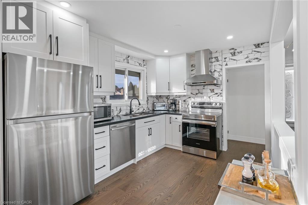 15 Andres Street, Virgil, ON - Indoor Photo Showing Kitchen With Upgraded Kitchen