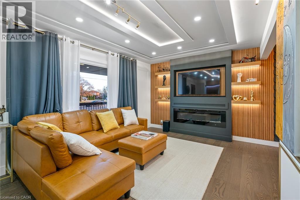 15 Andres Street, Virgil, ON - Indoor Photo Showing Living Room With Fireplace