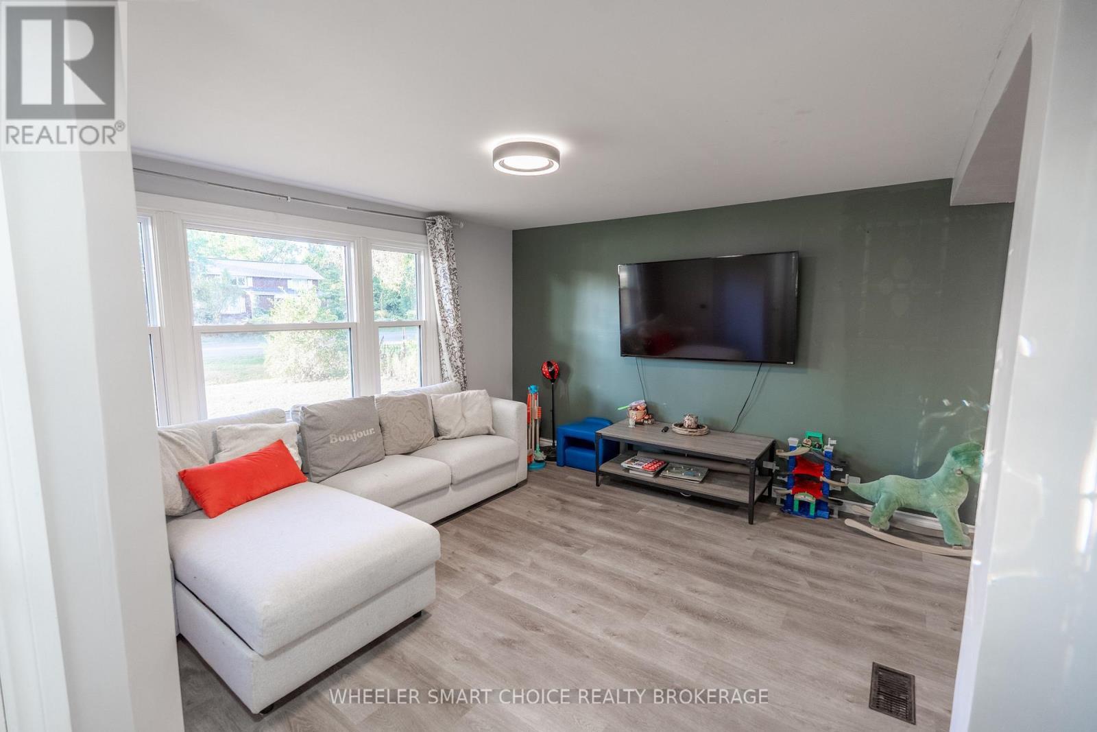 15904 Manning Road, South Stormont, ON - Indoor Photo Showing Living Room
