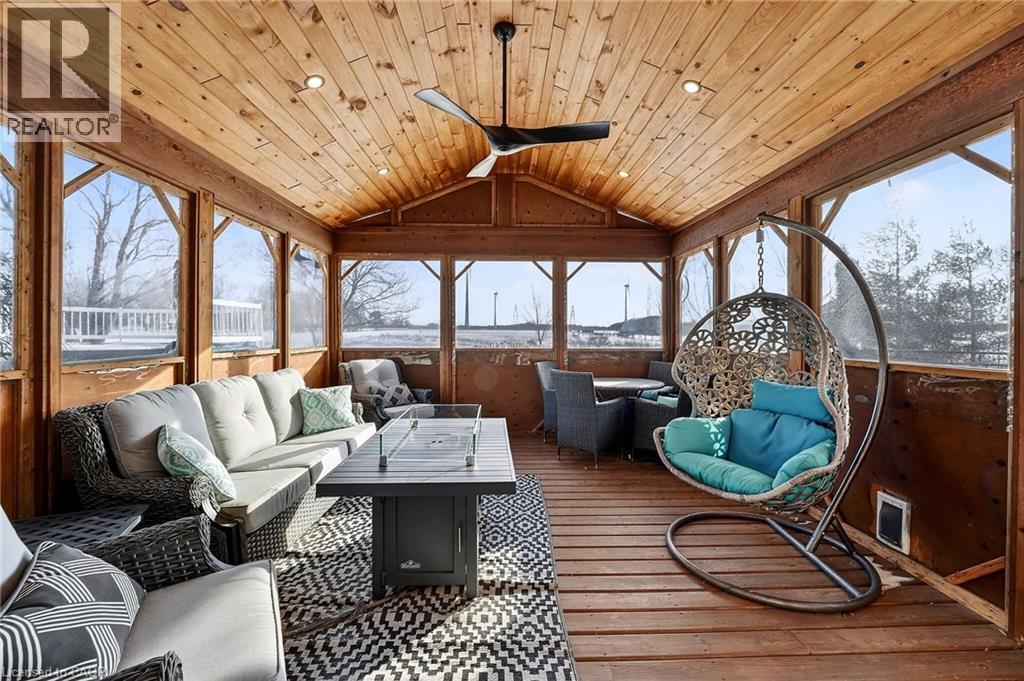 6140 Sixteen Road, West Lincoln, ON - Indoor Photo Showing Living Room
