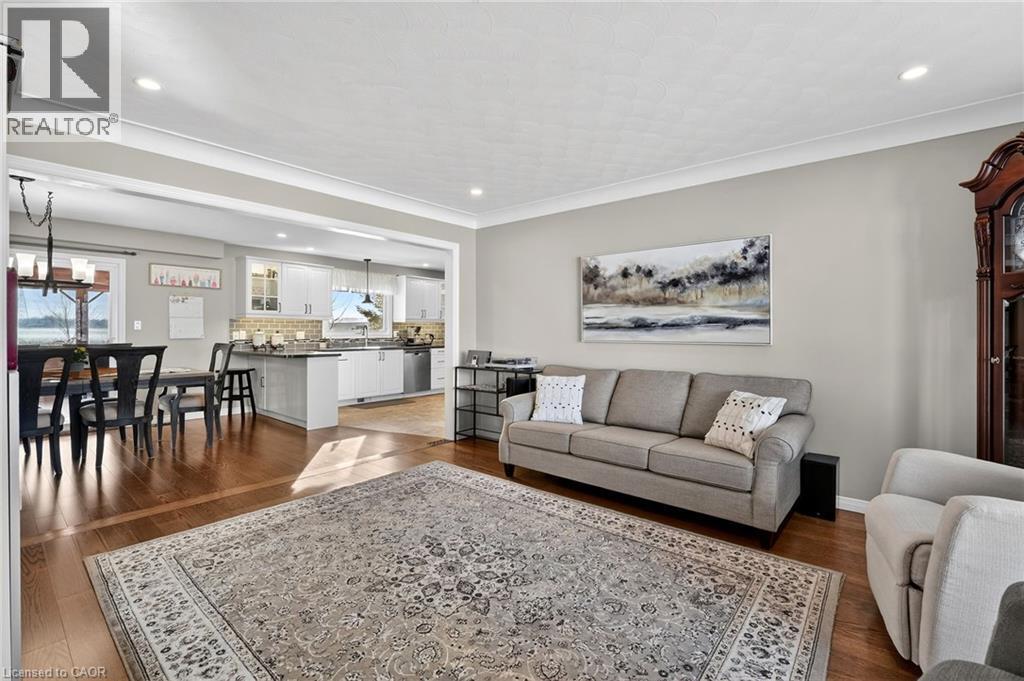 6140 Sixteen Road, West Lincoln, ON - Indoor Photo Showing Living Room
