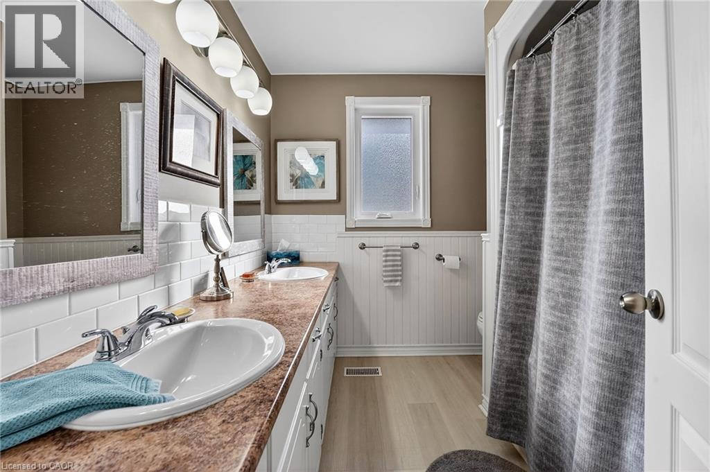6140 Sixteen Road, West Lincoln, ON - Indoor Photo Showing Bathroom