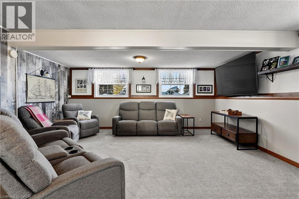 6140 Sixteen Road, West Lincoln, ON - Indoor Photo Showing Living Room