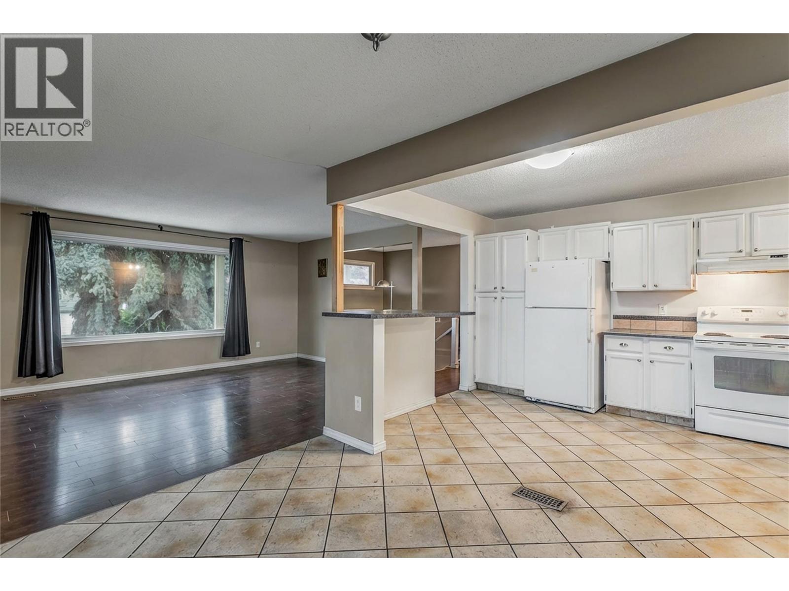 758 Josselyn Court, Kelowna, BC - Indoor Photo Showing Kitchen