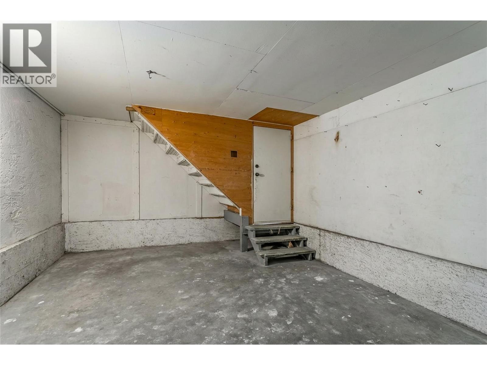 758 Josselyn Court, Kelowna, BC - Indoor Photo Showing Garage