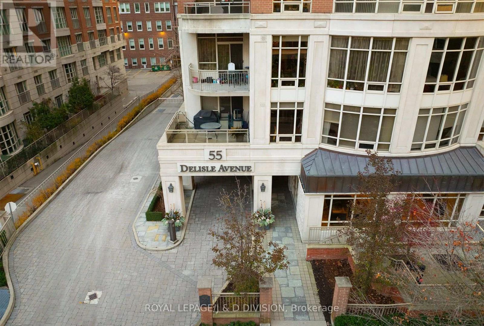 Circular Drive to Main Entrance - 401 - 55 Delisle Avenue, Toronto, ON - Outdoor With Balcony