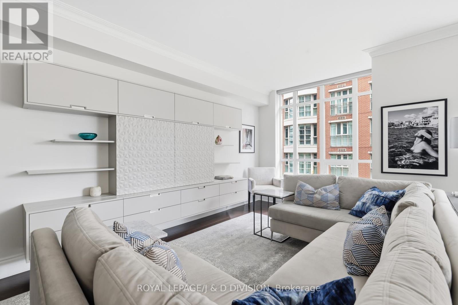 Living Room w Entertainment Wall - 401 - 55 Delisle Avenue, Toronto, ON - Indoor Photo Showing Living Room