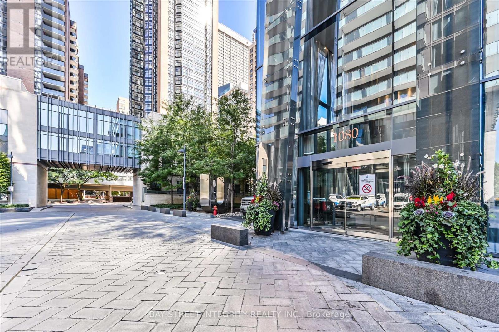 5302 - 1080 Bay Street, Toronto, ON - Outdoor With Facade