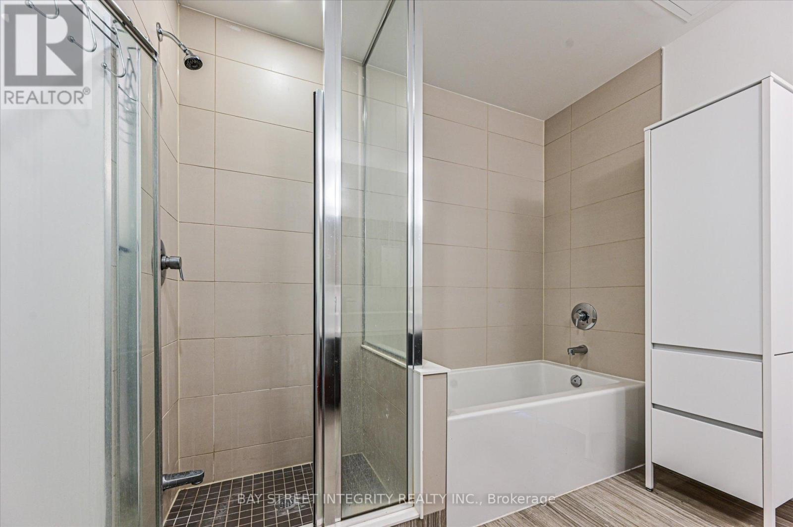 5302 - 1080 Bay Street, Toronto, ON - Indoor Photo Showing Bathroom