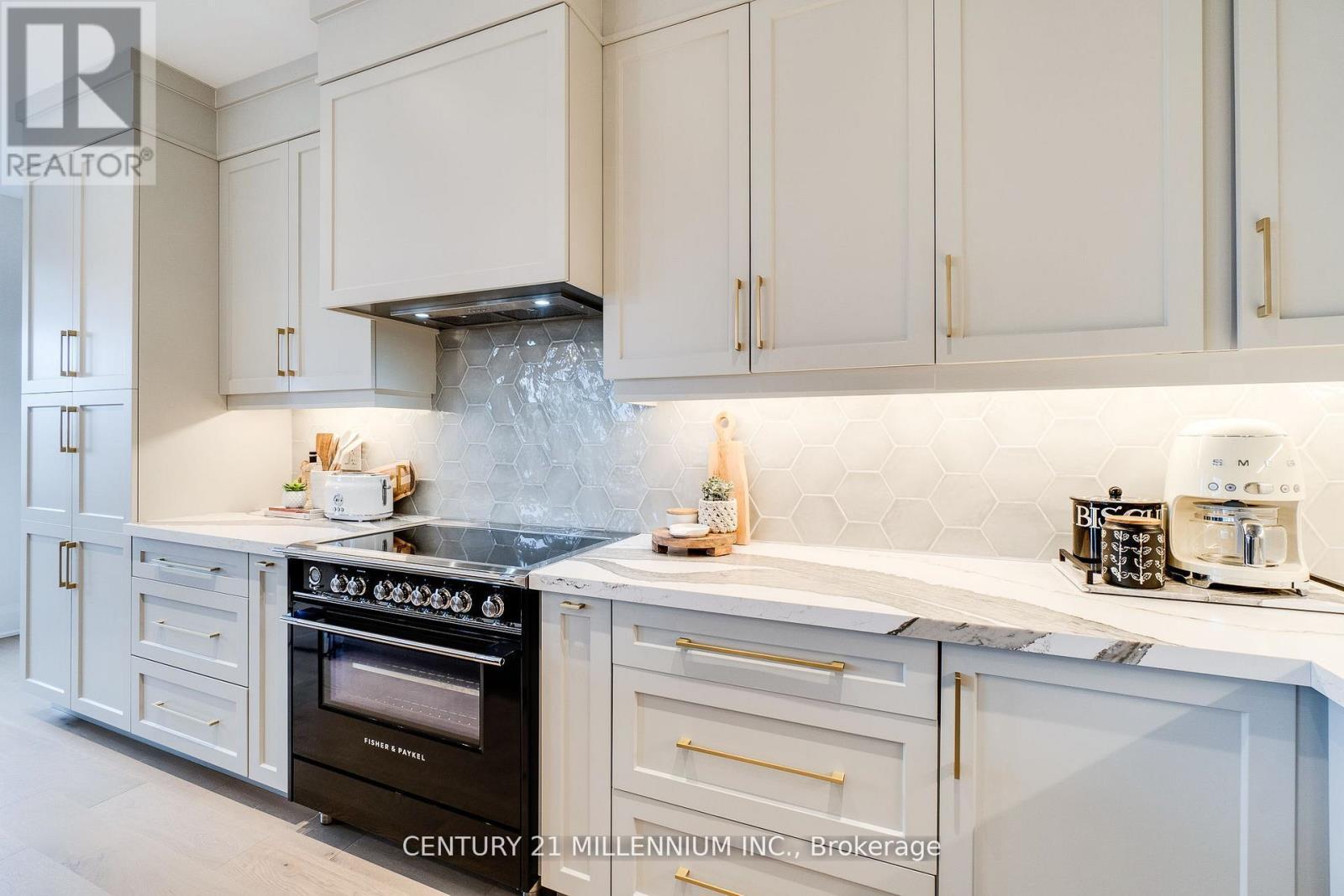1956 Don White Court, Oshawa, ON - Indoor Photo Showing Kitchen With Upgraded Kitchen