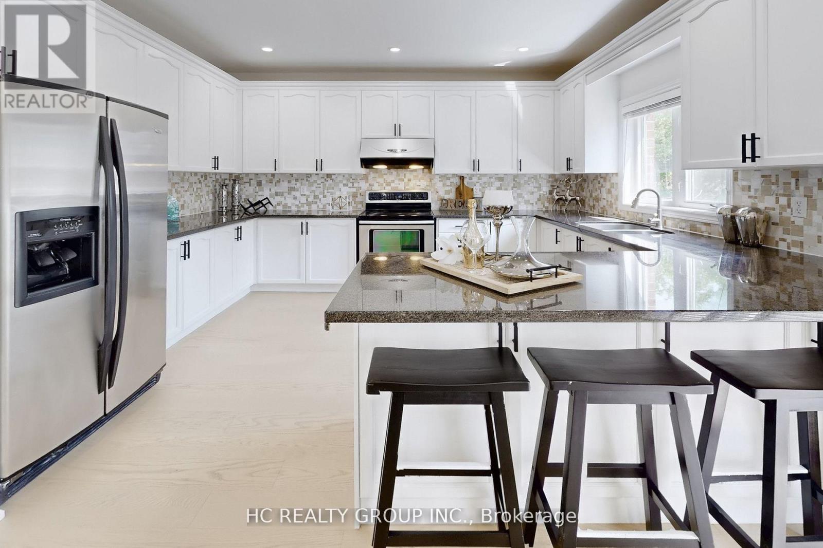 47 Medoc Place, Vaughan, ON - Indoor Photo Showing Kitchen With Upgraded Kitchen