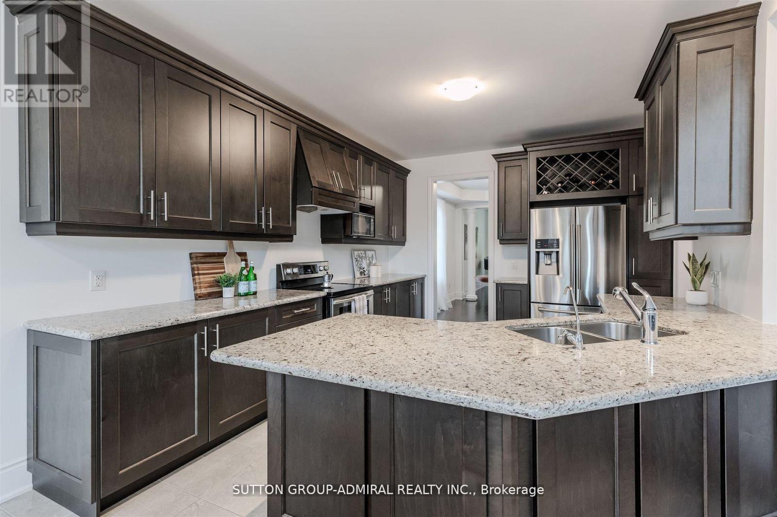 23 Samson Trail, King, ON - Indoor Photo Showing Kitchen With Double Sink With Upgraded Kitchen