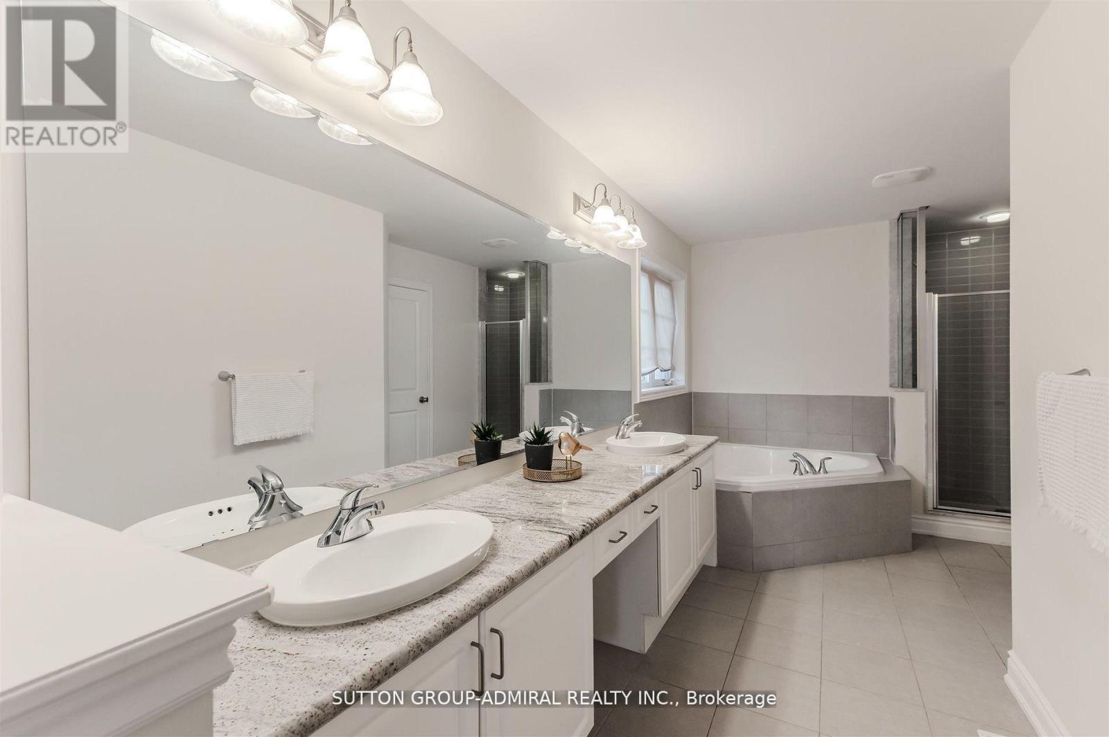 23 Samson Trail, King, ON - Indoor Photo Showing Bathroom