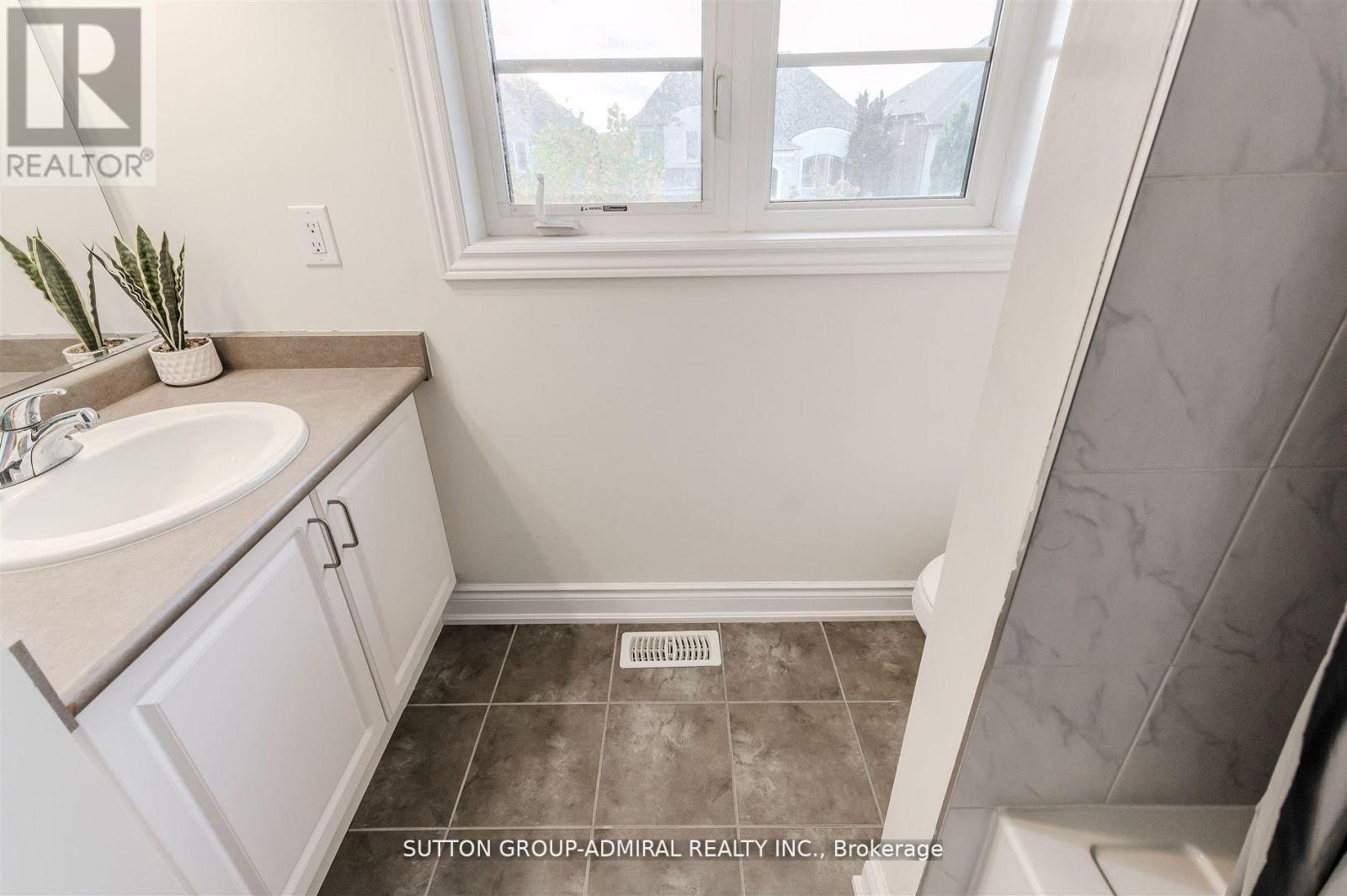 23 Samson Trail, King, ON - Indoor Photo Showing Bathroom