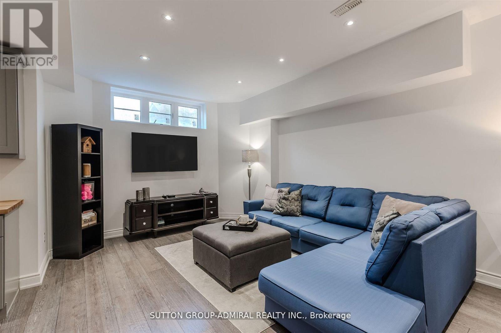 23 Samson Trail, King, ON - Indoor Photo Showing Living Room