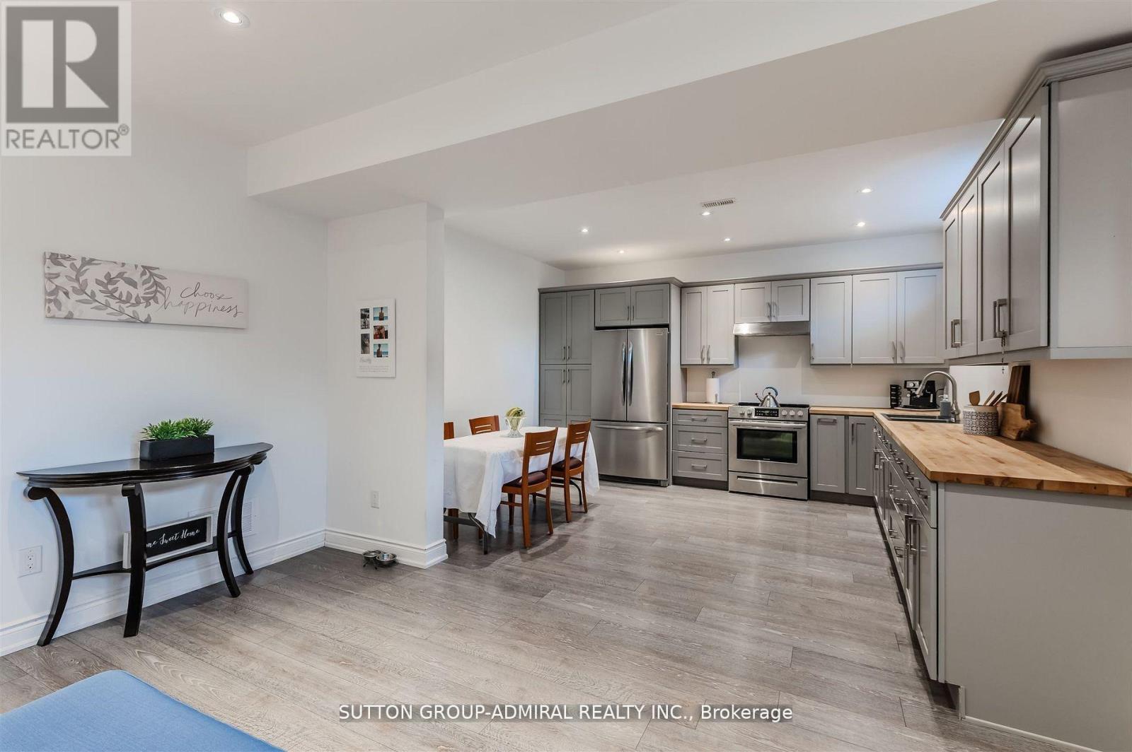23 Samson Trail, King, ON - Indoor Photo Showing Kitchen